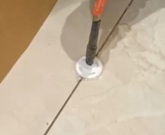 达尔罕茂明瓷砖空鼓维修公司专业解答瓷砖在铺贴过程中，如果没有涂抹均匀到位的粘结材料（如水泥砂浆或瓷砖胶），可能会导致以下问题